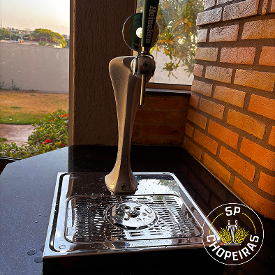 Projeto 03 — Adega sob escada com nichos em madeira