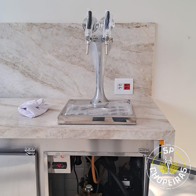 Projeto 03 — Adega sob escada com nichos em madeira