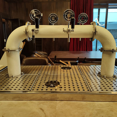 Projeto 03 — Adega sob escada com nichos em madeira