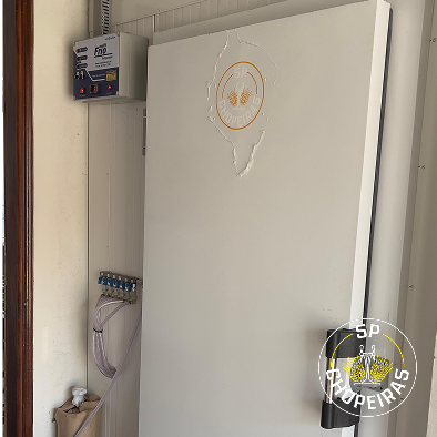 Projeto 03 — Adega sob escada com nichos em madeira