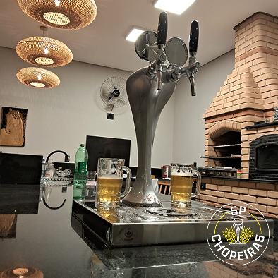 Projeto 03 — Adega sob escada com nichos em madeira