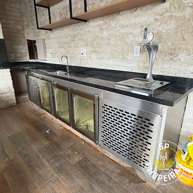 Projeto 03 — Adega sob escada com nichos em madeira