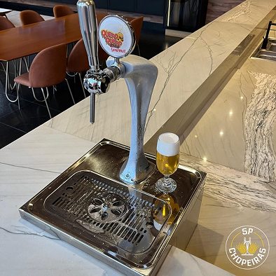 Projeto 03 — Adega sob escada com nichos em madeira