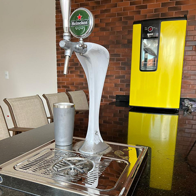 Projeto 03 — Adega sob escada com nichos em madeira