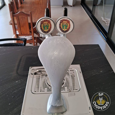 Projeto 03 — Adega sob escada com nichos em madeira