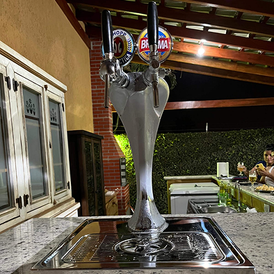 Projeto 03 — Adega sob escada com nichos em madeira