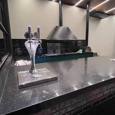 Projeto 03 — Adega sob escada com nichos em madeira