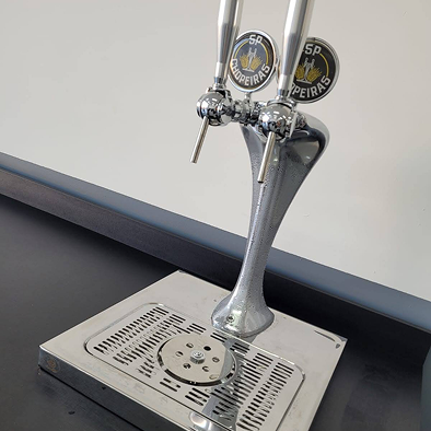 Projeto 03 — Adega sob escada com nichos em madeira