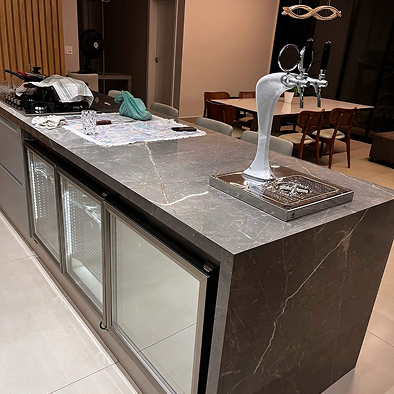 Projeto 03 — Adega sob escada com nichos em madeira