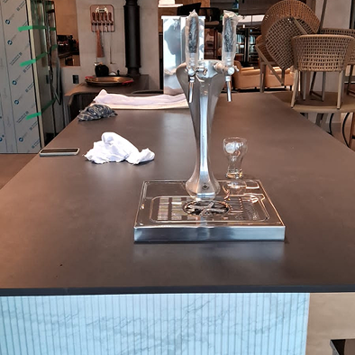 Projeto 03 — Adega sob escada com nichos em madeira