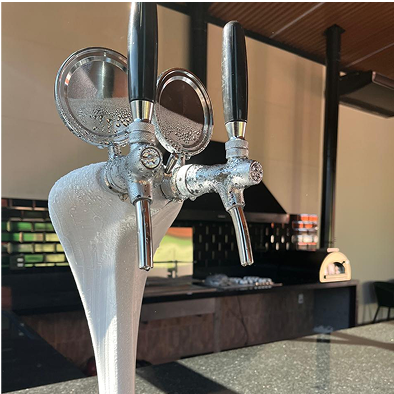 Projeto 03 — Adega sob escada com nichos em madeira