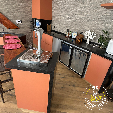 Projeto 03 — Adega sob escada com nichos em madeira