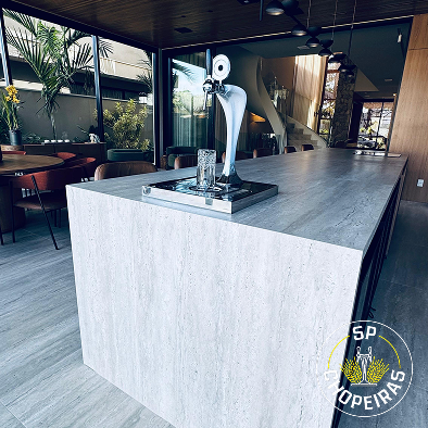 Projeto 03 — Adega sob escada com nichos em madeira