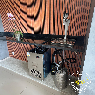 Projeto 03 — Adega sob escada com nichos em madeira