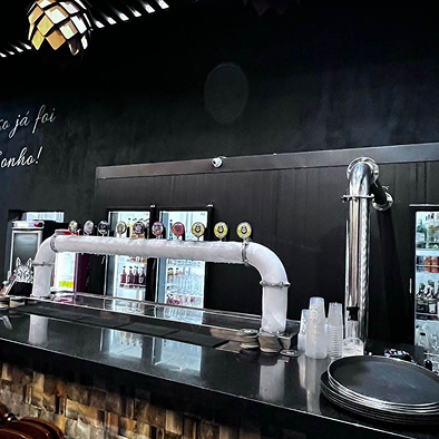 Projeto 03 — Adega sob escada com nichos em madeira