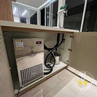 Projeto 03 — Adega sob escada com nichos em madeira