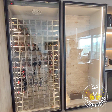 Projeto 03 — Adega sob escada com nichos em madeira