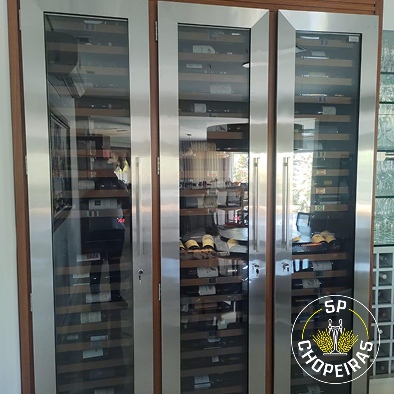 Projeto 03 — Adega sob escada com nichos em madeira