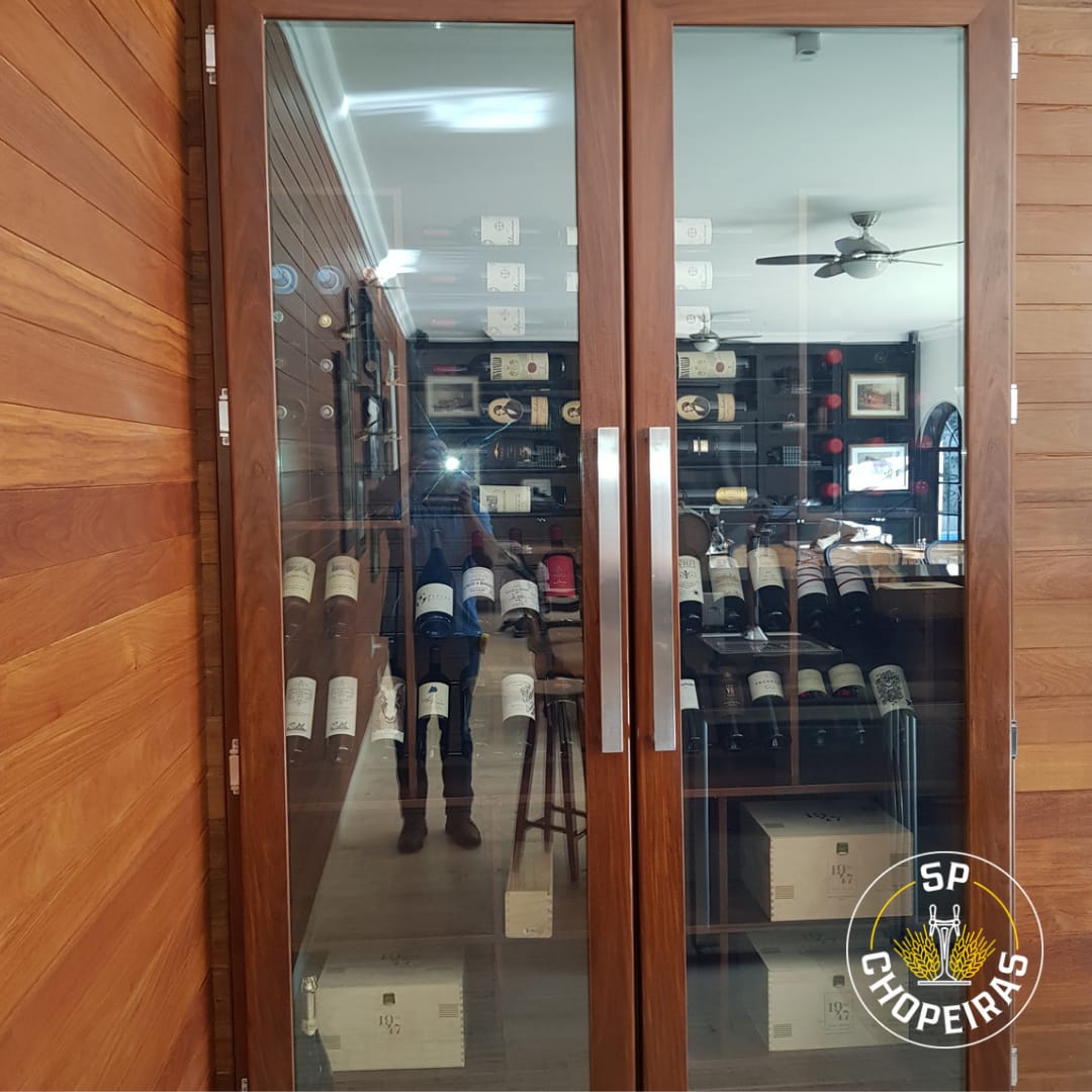 Projeto 01 — Adega climatizada embutida com vidro fumê