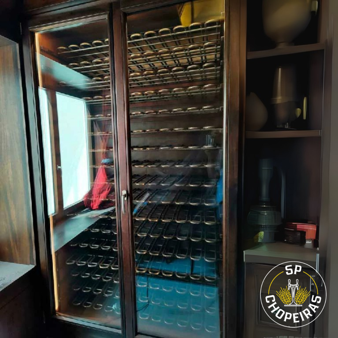 Projeto 03 — Adega sob escada com nichos em madeira