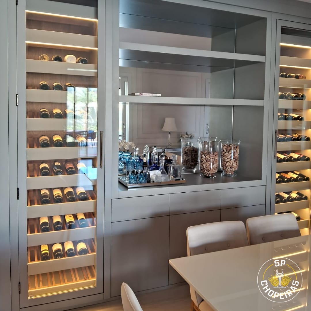 Adega climatizada em madeira